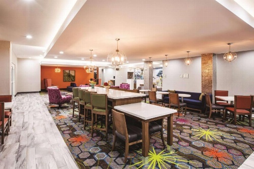 La Quinta Inn & Suites by Wyndham Baton Rouge - Port Allen image 27