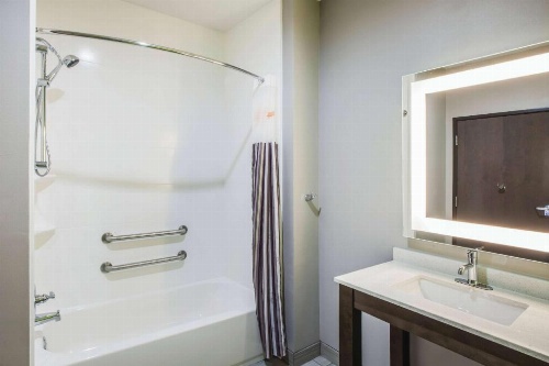 La Quinta Inn & Suites by Wyndham Baton Rouge - Port Allen image 5